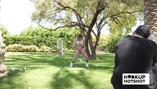 Bts - jesse pony berpose sambil bugil di pemotretan di luar ruangan!