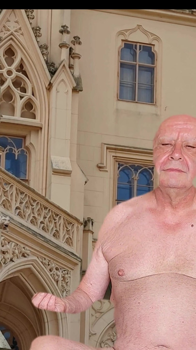 Ključni trenutak iz "POTPUNOG 4K FILMA GOLA JOGA NA ULICI S ADAMANDEVEOM I LUPOM"