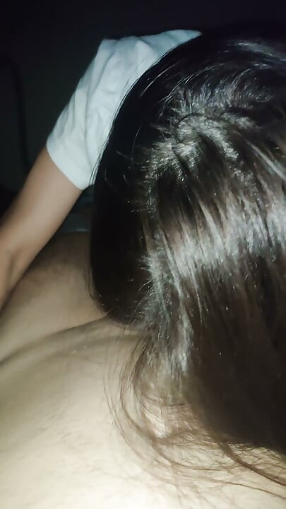 Mi hermanastra me despertó y comenzó a chupar mi pequeña polla. Chupando y gimiendo