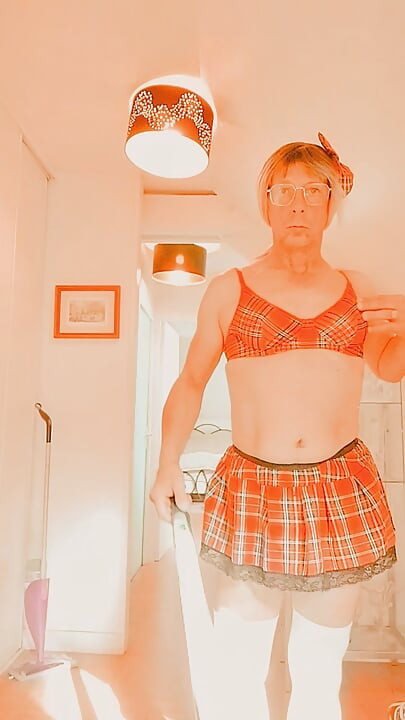 The little housekeeper is looking for the tip