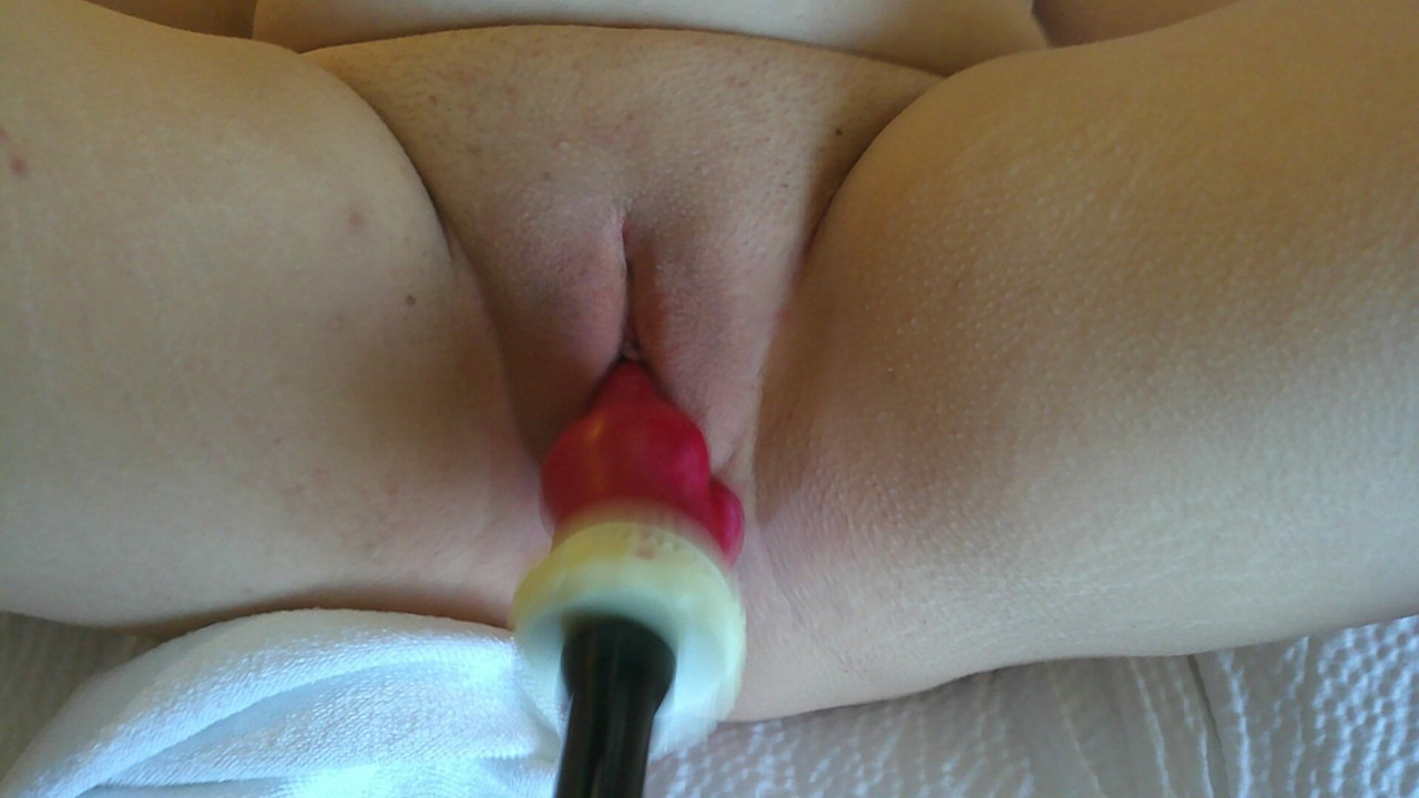 Es una buena chica. Se entrega con ganas y abre las piernas por placer. Ella es creada para esto.