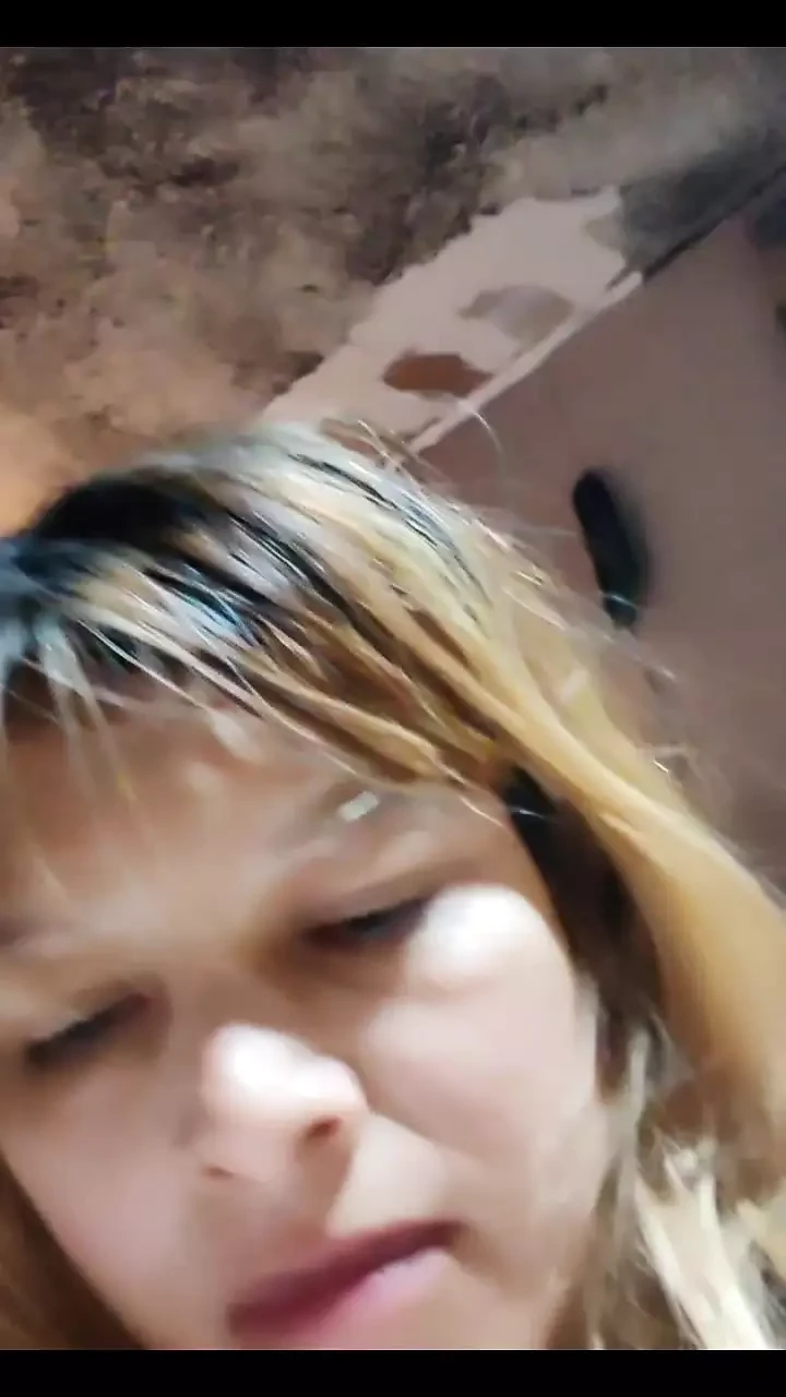 lusi, sexy a nespokojená manželka masturbuje