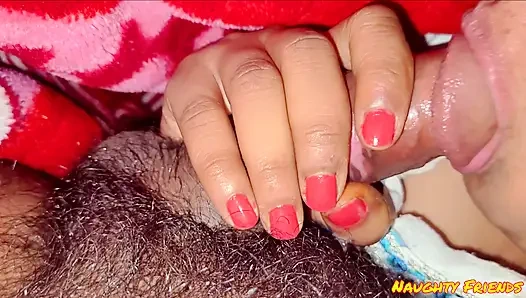 Sevimli kız erkek arkadaşıyla oral seks yapıyor.