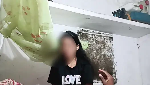 Net Hintçe sesli kız arkadaş yeni telefonu için tebrik etmeye geldi ve sertçe sikiliyor