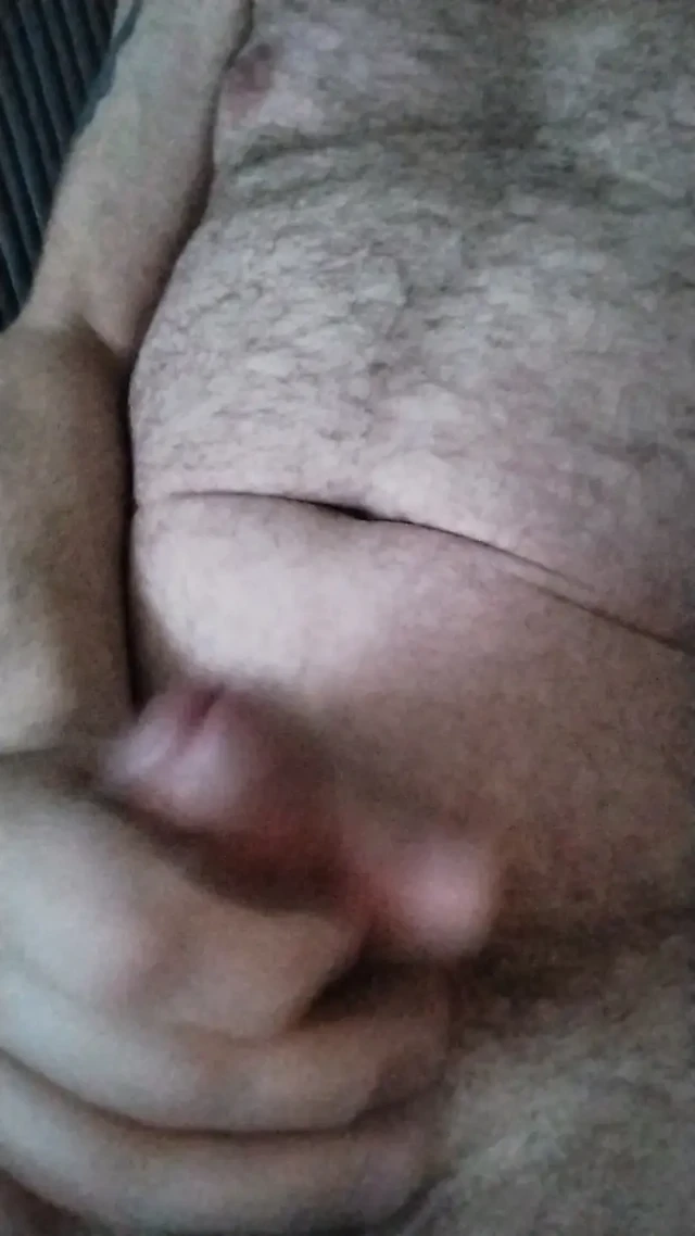 Quick wank - Hairy UK man plays
