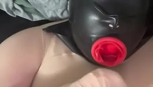 Kondom-maske mit orgasmus eingehüllt