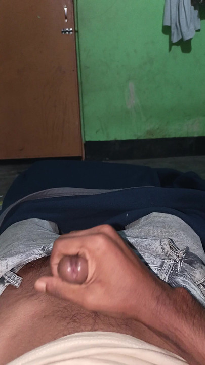 “这是我的第一部视频。
在下一个视频中，将出现一个新的 boudi。
关注我，每天获取我的视频。