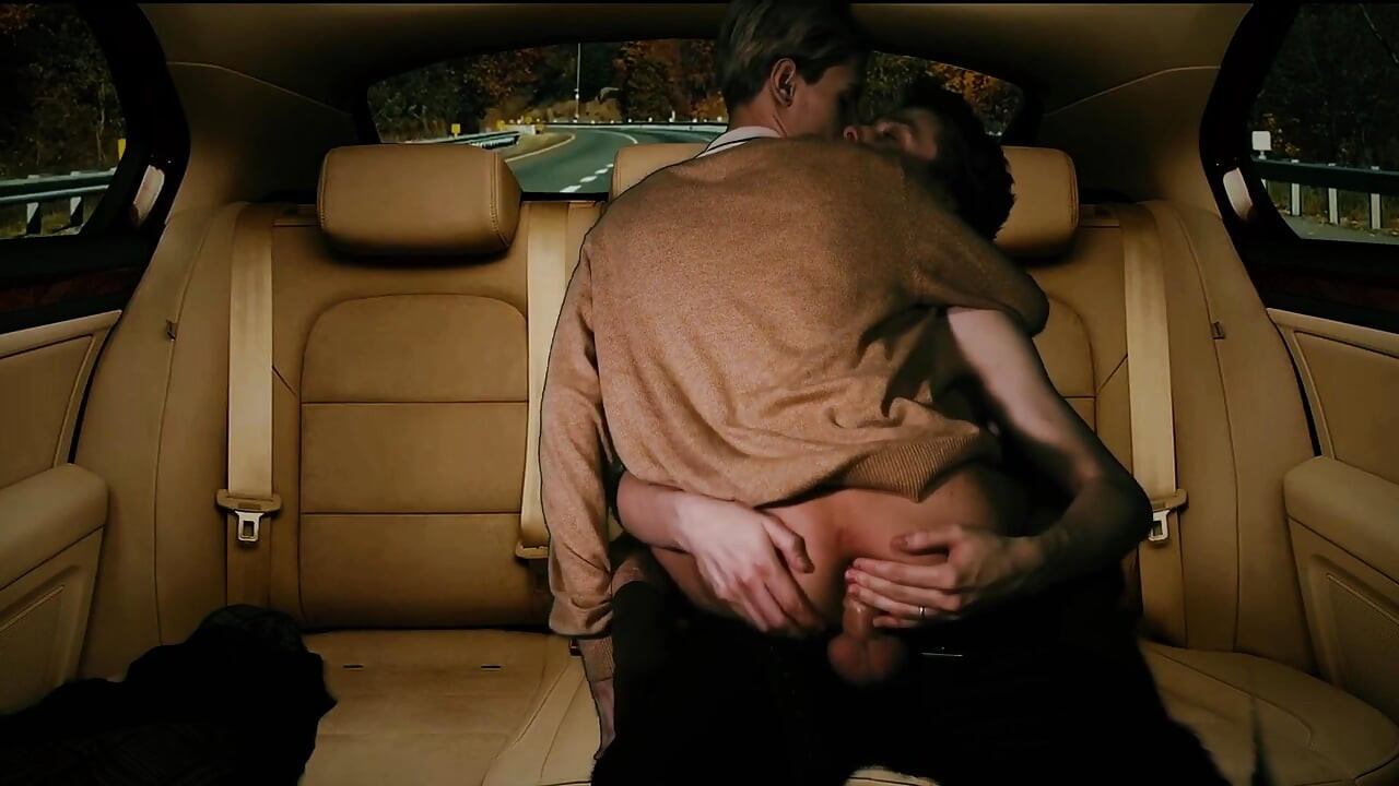 Hunk zerżnięta w odbytu na tylnym siedzeniu samochodu