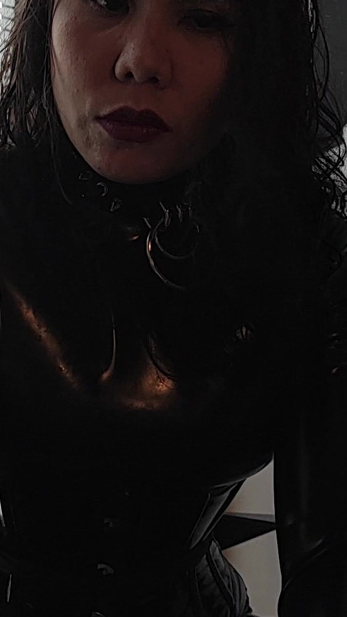 DominaFire in Black Latex Catsuit