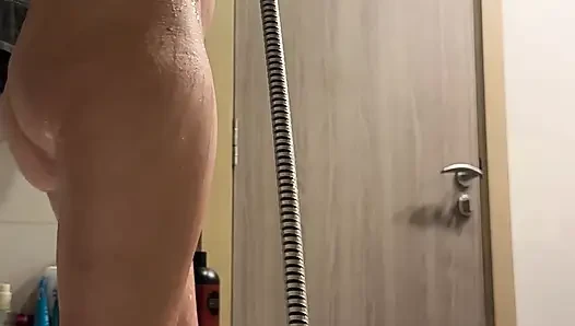 Интимное бритье в ванне