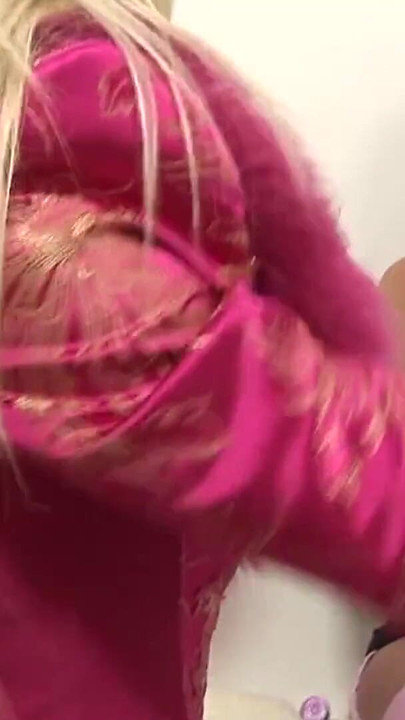 Momento potente da "2 amiche danno la fica a un cliente del negozio di abbigliamento!"