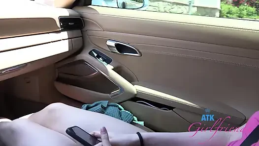 Ava Davis sikilmeden önce yarağı gırtlağına kadar alıyor ve ıslak dölleniyor