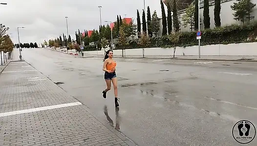 Cewek ini pedal pedal di luar ruangan sama gadis yang putus asa