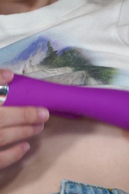 Seksi ruska manekenka Anadelle koristi vibrator na svojoj pički dok kulminira