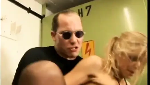 Горячая телочка скачет на члене и принимает анал в клетчатой юбке