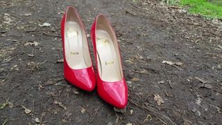 Красные каблуки жены Cumonheels следуют за мной