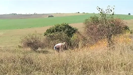 Masum tatlı genç kız kırsalda yaşlı bir avcı tarafından sikiliyor