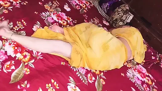 Hizmetçi sahibesinin şehvetini tatmin etti ve onu tamamen tatmin etti.