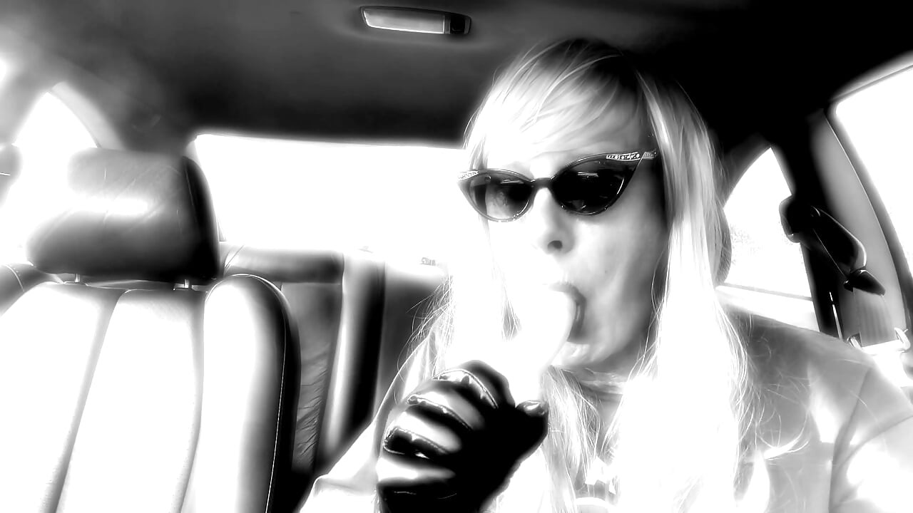 MOMMY LIKES SMOKING BIG DILDO'S WHILE SMOKNG