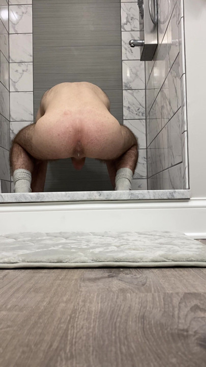 Empujando más leche fuera de mi coño