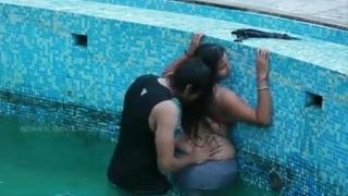 Indische tante in zwembadbeha en slipje
