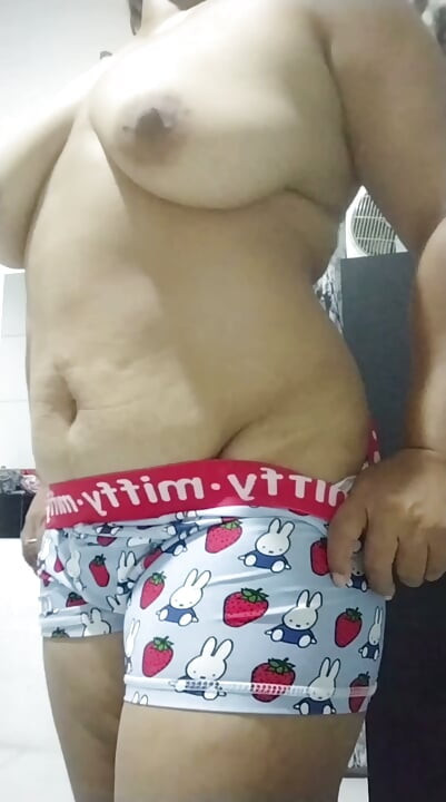 Mẹ Milf Filipina gợi cảm, đang nghịch ngợm trong bộ đồ lót Miffy của mình