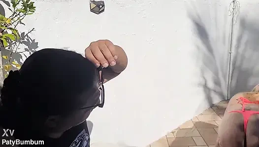 Jaguar'ın arkadaşı benim spor salonuna gitmemi bekliyor ve poposunu ve vajinasını kocama verdi