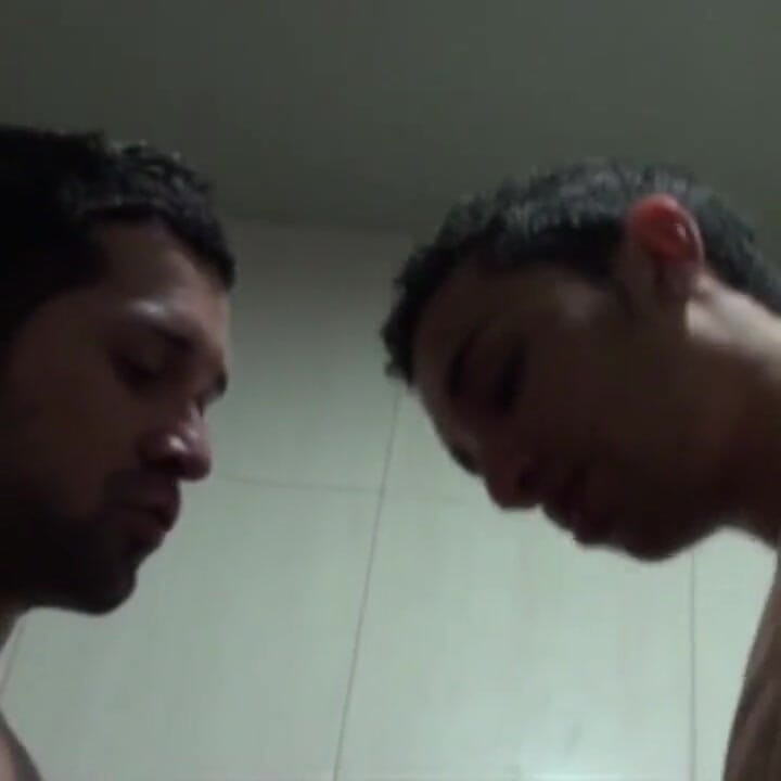 Genç Arap seksi kadın billy tarafından tuvalette sikiliyor