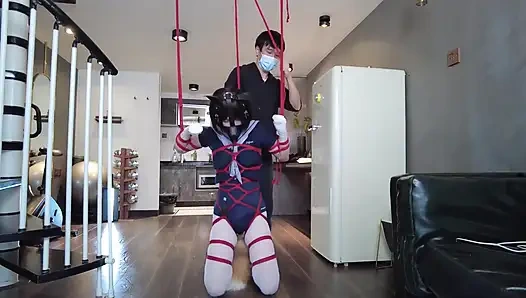 Mz31 - ein mädchen gefesselt und von einem roten Seil aufgehängt erreicht den orgasmus.