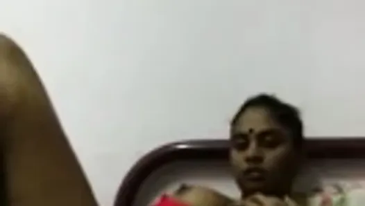 Малазийская тамильская девушка трахает пальцами
