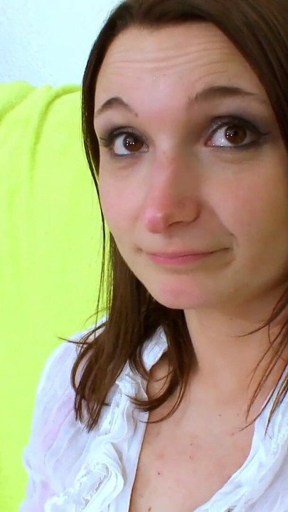 Γαλλίδα ερασιτέχνιδα της διπλανής πόρτας δοκιμάζει κάστινγκ σε παραλία σε εξωτερικό χώρο | Κλιπ 1