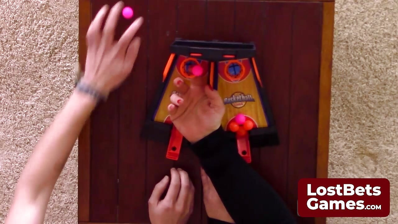 Déshabillage basket-ball avec deux bombasses lesbiennes excitées