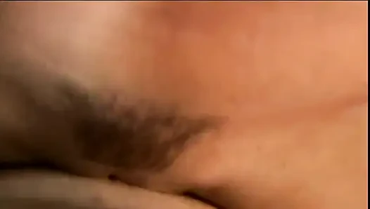 Sürtük sarışın dudaklarını sert yarakla sarıyor ve nazikçe emiyor