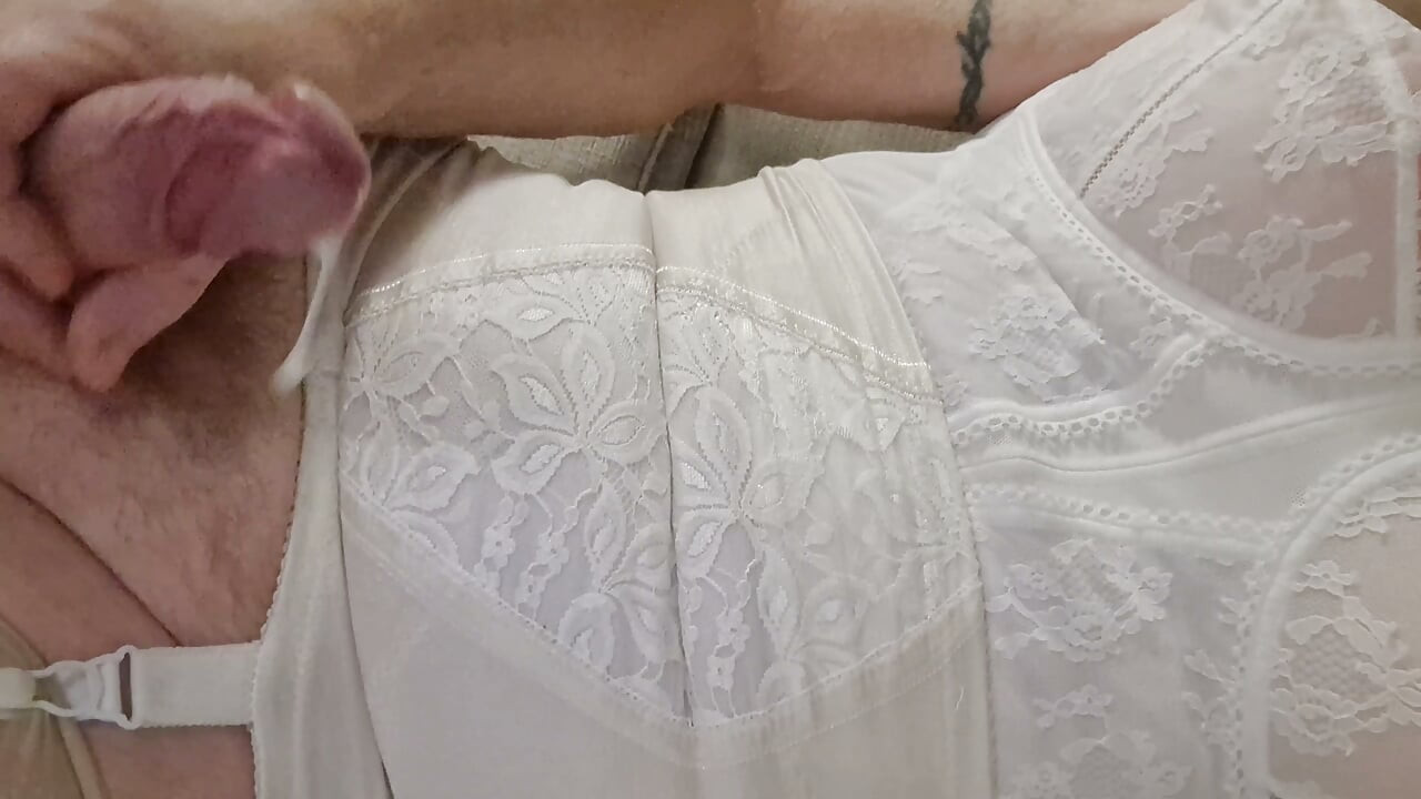 Cum Shot met mijn Triumph Longline Beha aan
