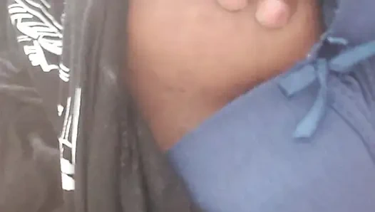 Göğüslerimle oynuyorum