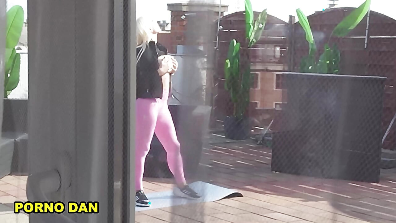Tres amigos gangbang con su esposa tetona vecina Kyra Hot