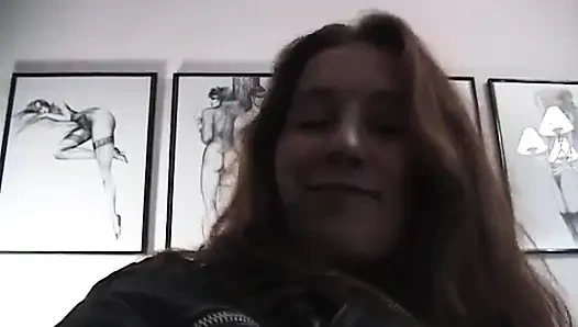 Büyük memeli orta yaşlı seksi kadın edepsiz amını tatmin ediyor