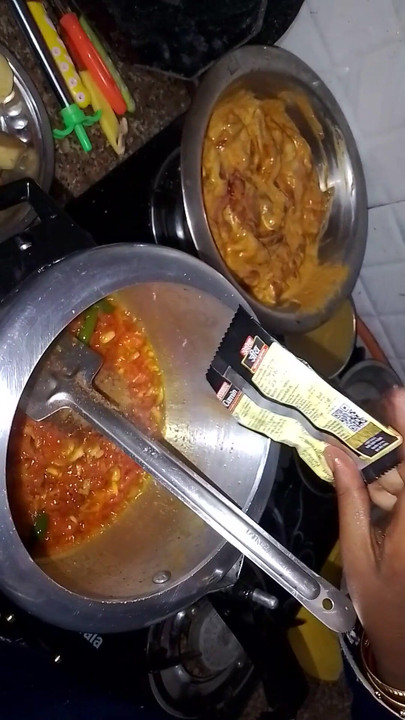 मेरी पत्नी बाना राही चिकन करी । क्लिप 2