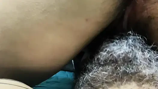 Ich entdeckte das putzmädchen, das die dessous meiner frau anprobieren, und sie willigte ein, mich das nehmen zu lassen, wenn ich nichts sage