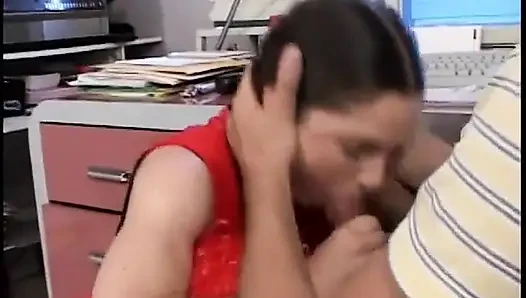 Heißes cheerleader-schätzchen mit saftigen titten wird auf dem boden gefickt