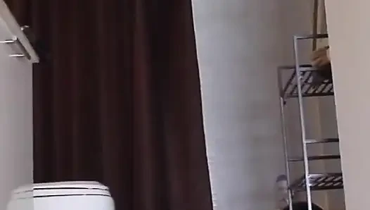 Aynı anda sert yaraklara biniyor ve emiyor