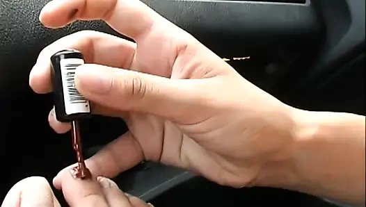 Cewek jalang amatir ini lagi asik masturbasi memeknya di taman umum