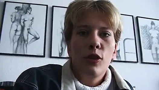 Блондинка-ебля трахает пальцами