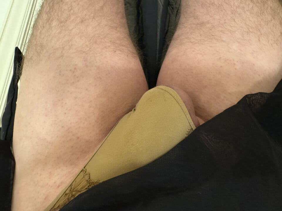 Sissy u suknji i gaćicama s puno sperme