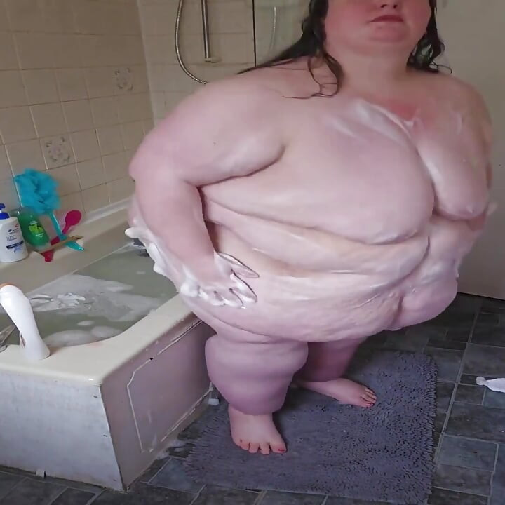 Dewi ssbbw lagi mandi di kamar mandi