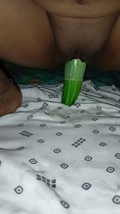 Entusiasta de pepino a saltar no pepino