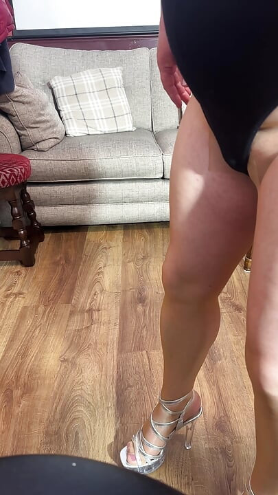 Sissy Weary चमकदार पैंटीहोज और जिम लियोटार्ड पहने एक्सरसाइज के लिए तैयार।