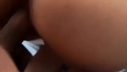 Sie liebt es, ihren arsch zu klatschen