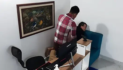 Sekreter ve patron ofislerinde ağda yapıyor