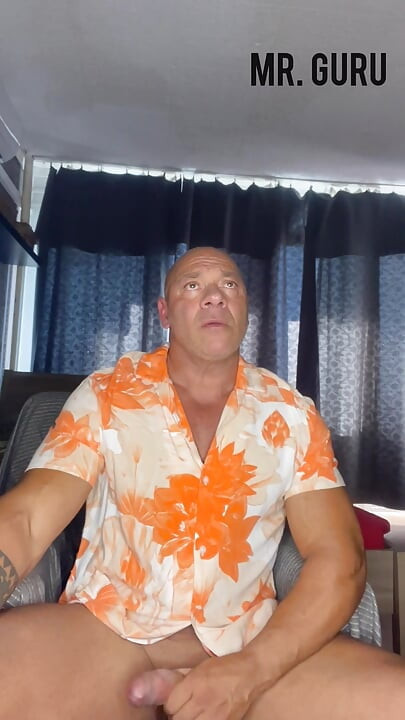 Mrguru seksi bodybuilder drka kod kuće